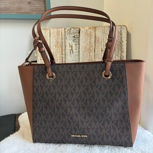 Michael Kors Medium Walsh Multifunction Tote in brown